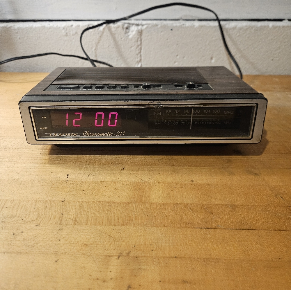 Realistic Chronomatic 211 Wood Grain Digital Alarm Clock AM/FM Radio Tested&Work
